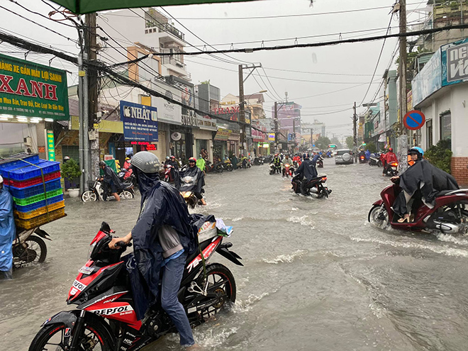 Ngoài đường nước chảy cuồn cuộn như lũ quét, trong chợ tiểu thương dọn hàng “chạy lụt” - 6