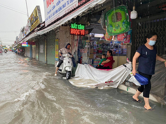 Ngoài đường nước chảy cuồn cuộn như lũ quét, trong chợ tiểu thương dọn hàng “chạy lụt” - 8