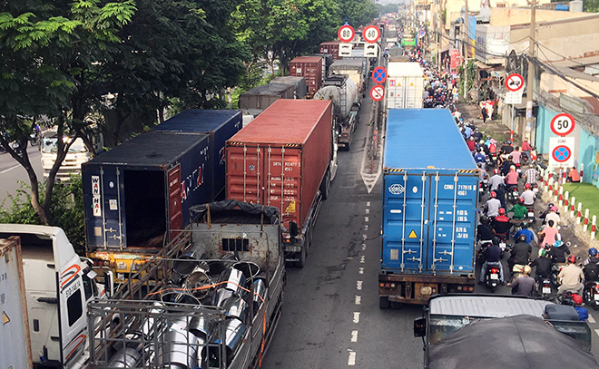 Kẹt xe khủng khiếp qua hiện trường vụ tai nạn xe container húc bay khung giới hạn - 3