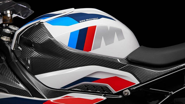 BMW M 1000 RR 2021 có duy nhất phối màu trắng đi kèm các họa tiết đặc trưng của M Motorsport. Mức giá của superbike này chưa được tiết lộ
