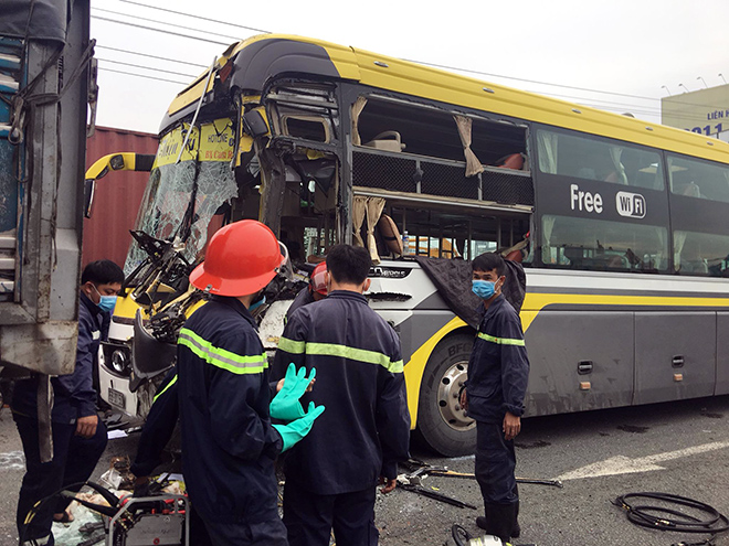 Tài xế xe khách chết trên vô lăng sau va chạm khủng khiếp với xe tải - 2