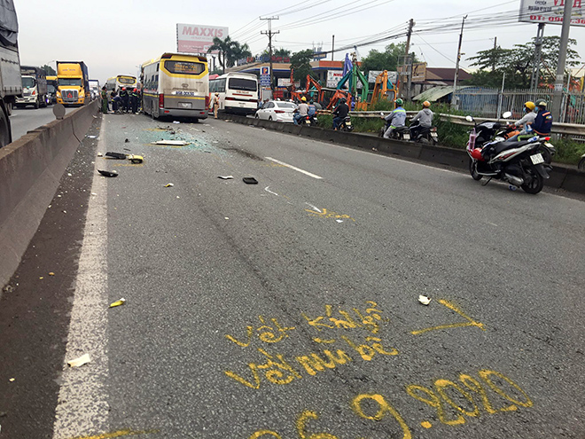 Tài xế xe khách chết trên vô lăng sau va chạm khủng khiếp với xe tải - 3