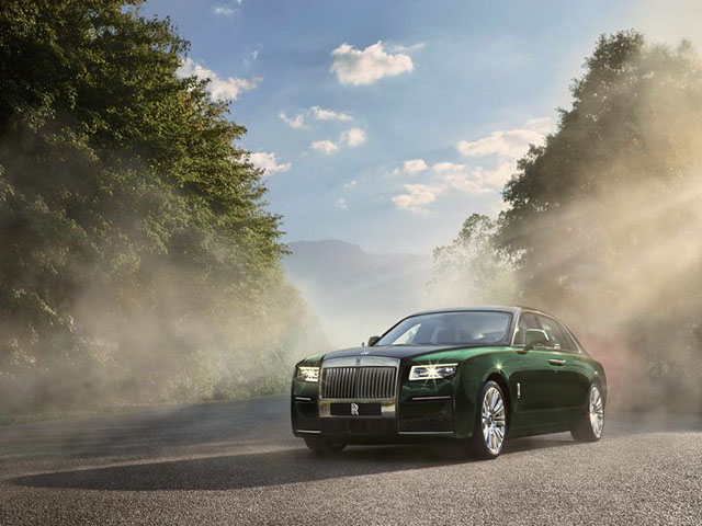 Rolls-Royce Ghost 2021 được xem là một trong những chiếc xe sang trọng và đẳng cấp nhất hiện nay. Với thiết kế tiên tiến và sự đổi mới, chiếc xe này khiến bạn cảm thấy như một vị hoàng tử trong những chuyến đi xa.