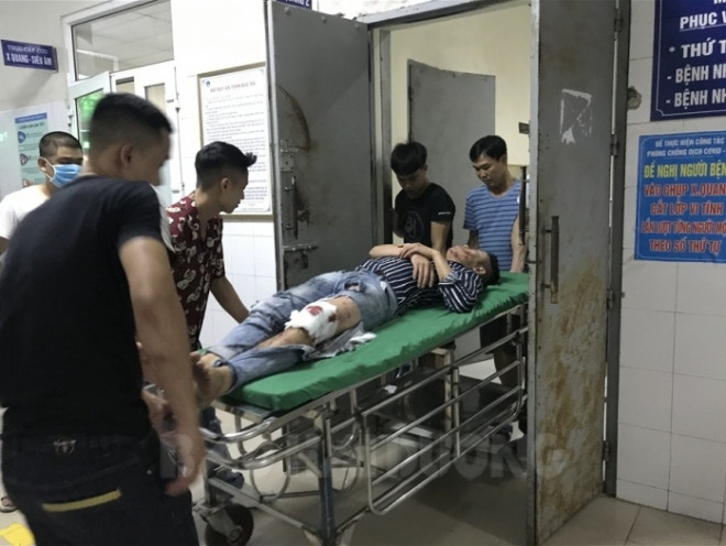 Tạm giữ tài xế ô tô tông đoàn xe máy đi đám cưới về khiến 9 người bị thương - 2