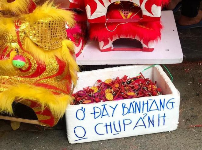 Nhiều chủ quán trên phố Hàng Mã bị xử lý vì treo biển thu tiền chụp ảnh - 2