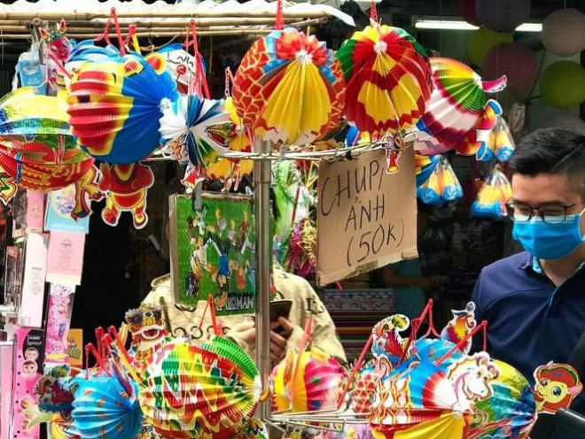 Nhiều chủ quán trên phố Hàng Mã bị xử lý vì treo biển thu tiền chụp ảnh - 4