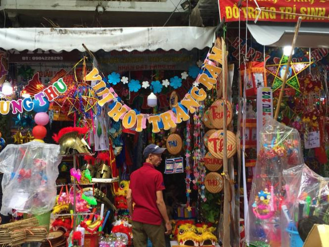 Nhiều chủ quán trên phố Hàng Mã bị xử lý vì treo biển thu tiền chụp ảnh - 7