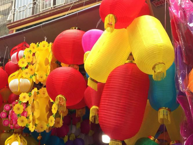 Nhiều chủ quán trên phố Hàng Mã bị xử lý vì treo biển thu tiền chụp ảnh - 6