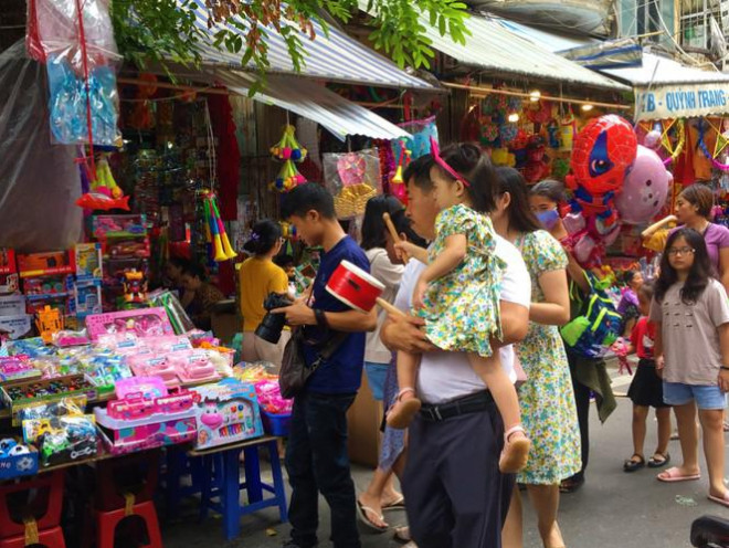 Nhiều chủ quán trên phố Hàng Mã bị xử lý vì treo biển thu tiền chụp ảnh - 12