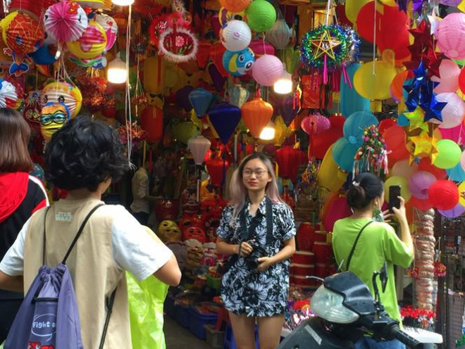 Nhiều chủ quán trên phố Hàng Mã bị xử lý vì treo biển thu tiền chụp ảnh - 10