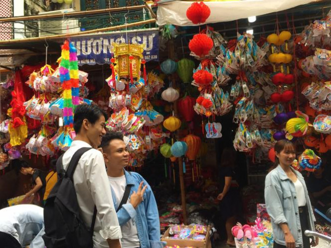 Nhiều chủ quán trên phố Hàng Mã bị xử lý vì treo biển thu tiền chụp ảnh - 11