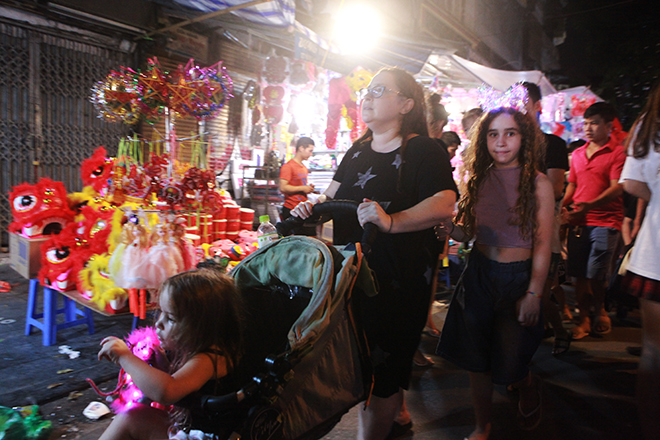 Hàng nghìn người chen chúc chơi Trung thu sớm - 10