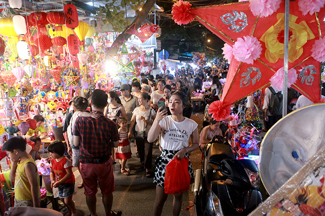 Hàng nghìn người chen chúc chơi Trung thu sớm - 11