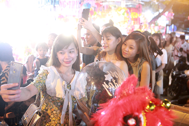 Hàng nghìn người chen chúc chơi Trung thu sớm - 12
