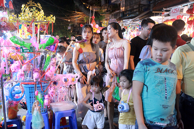 Hàng nghìn người chen chúc chơi Trung thu sớm - 3