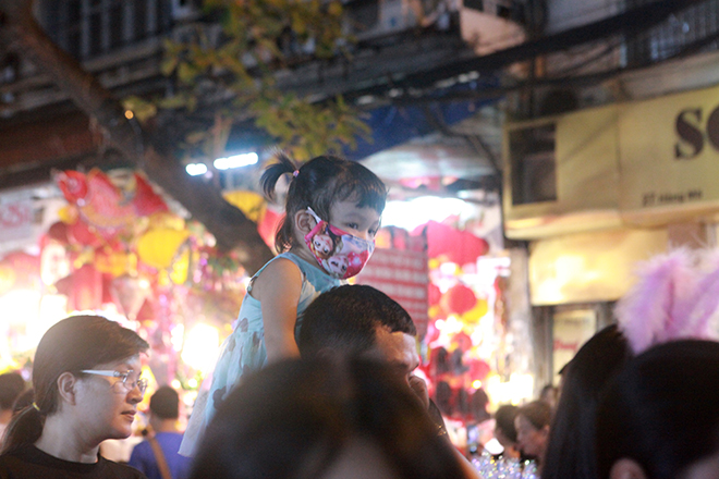 Hàng nghìn người chen chúc chơi Trung thu sớm - 4