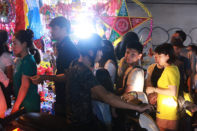 Hàng nghìn người chen chúc chơi Trung thu sớm - 5
