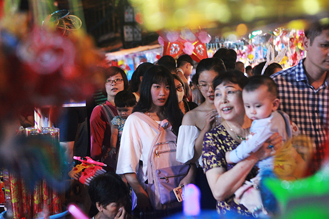 Hàng nghìn người chen chúc chơi Trung thu sớm - 9