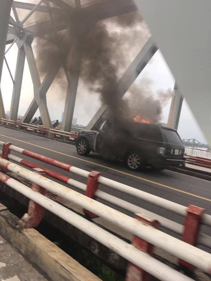 Xe Range Rover bốc cháy dữ dội trên cầu Chương Dương - 2