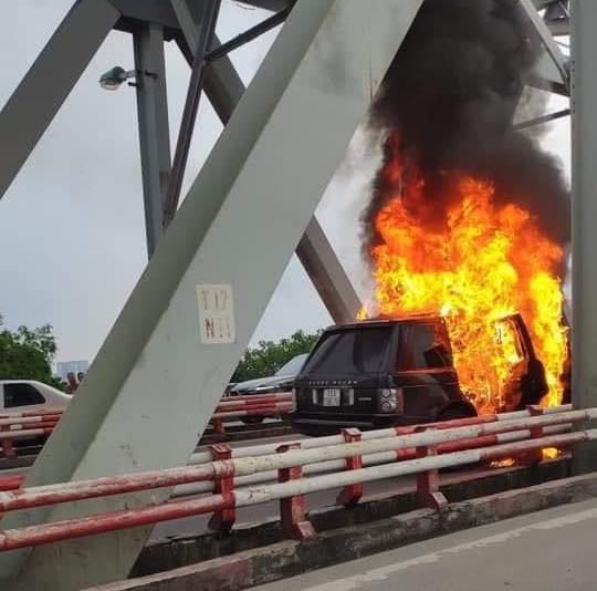 Xe Range Rover bốc cháy dữ dội trên cầu Chương Dương - 4