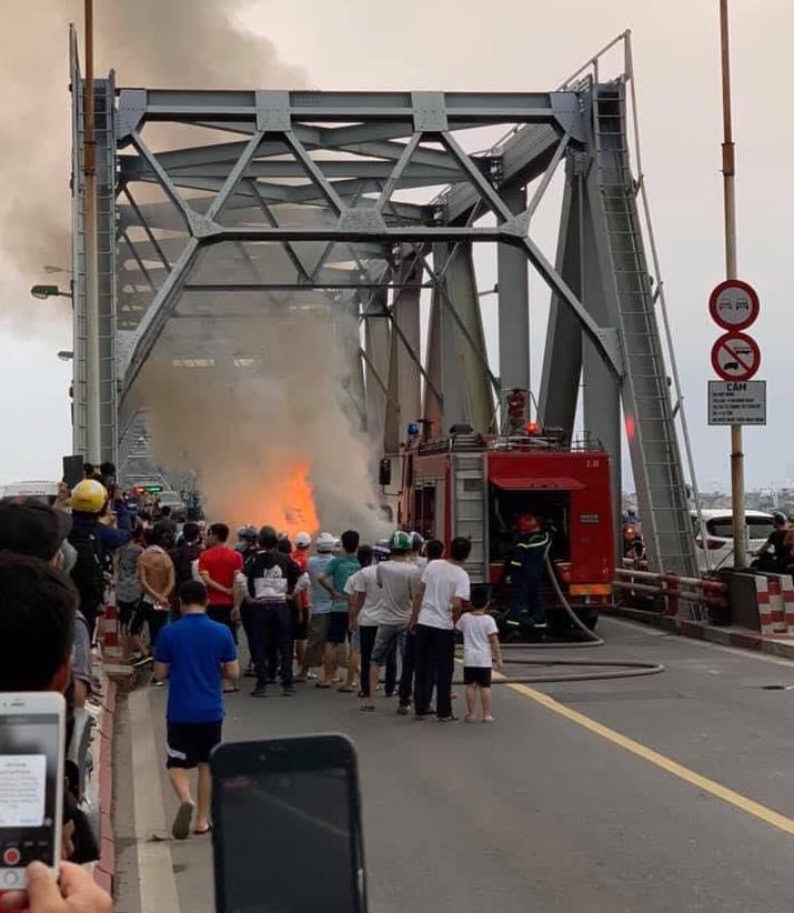 Xe Range Rover bốc cháy dữ dội trên cầu Chương Dương - 6