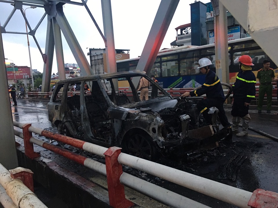 Xe Range Rover bốc cháy dữ dội trên cầu Chương Dương - 7