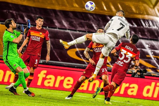 Không tưởng Ronaldo: Lại bật nhảy như "siêu nhân" ghi bàn cứu Juventus - 3