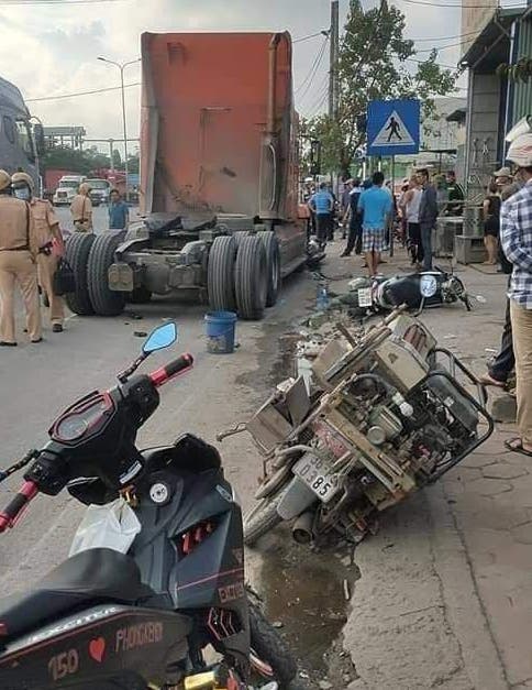 Xe container tông hàng loạt xe máy, 6 người bị thương - 2