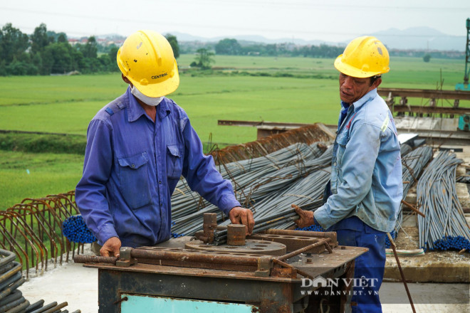 Toàn cảnh cây cầu vượt sông Cầu nối liền Hà Nội - Bắc Giang đang được xây dựng - 7