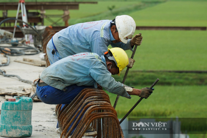 Toàn cảnh cây cầu vượt sông Cầu nối liền Hà Nội - Bắc Giang đang được xây dựng - 9