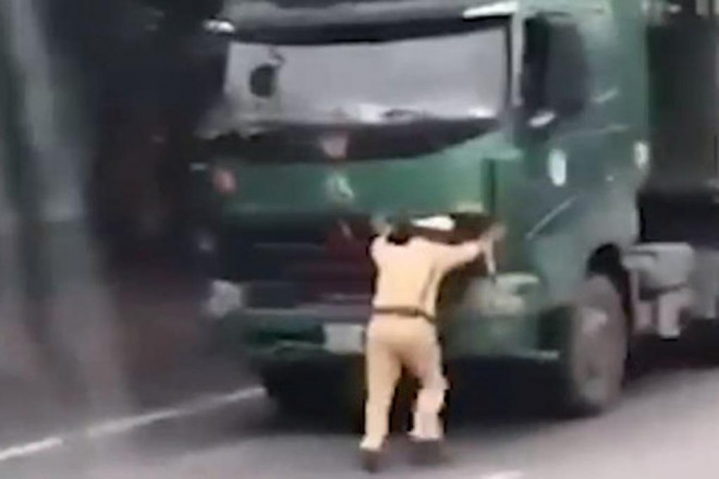 Ủi CSGT chạy lùi 40m trên quốc lộ, tài xế xe đầu kéo bị khởi tố - 2