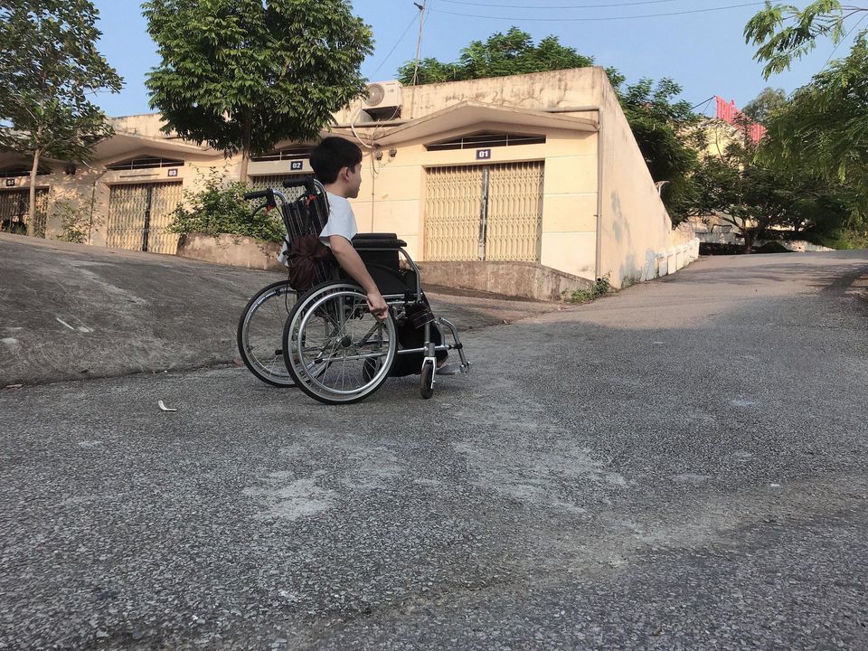 Cậu bé 5 năm bò đến trường bằng tay giờ ra sao? - 3