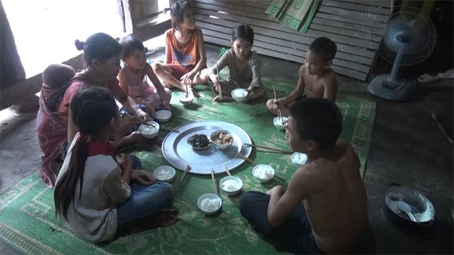 Chủ tịch xã phản hồi về thông tin 5 anh em ruột cùng học lớp 1 vì không có sổ hộ khẩu - 4