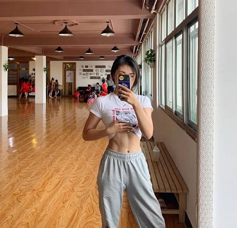 Cư dân mạng "săn lùng" cô giáo Bắc Kinh chân dài miên man, vòng 3 gần mét siêu gợi cảm - 3