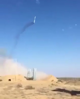 Video: “Rồng lửa” S-400 của Nga gặp sự cố, tên lửa rơi thẳng xuống khiến binh sĩ phải núp - 1