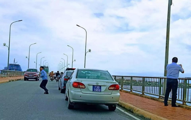Thứ trưởng Nguyễn Đình Toàn lên tiếng về đoàn xe biển xanh dừng trên cầu Nhật Lệ - 1