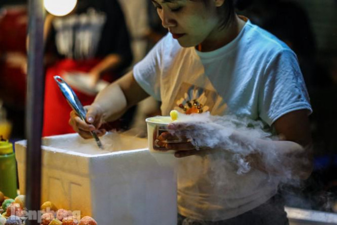 "Hốt bạc" nhờ bán kem nhả khói độc đáo mùa Trung thu Hà Nội - 3