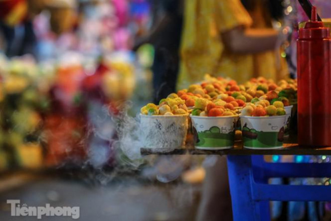"Hốt bạc" nhờ bán kem nhả khói độc đáo mùa Trung thu Hà Nội - 5