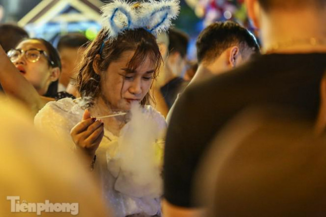 "Hốt bạc" nhờ bán kem nhả khói độc đáo mùa Trung thu Hà Nội - 7