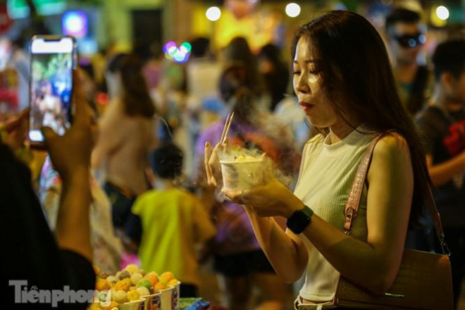 "Hốt bạc" nhờ bán kem nhả khói độc đáo mùa Trung thu Hà Nội - 8