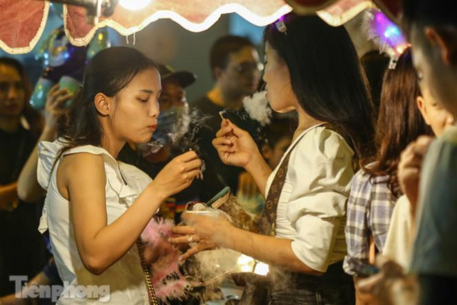 "Hốt bạc" nhờ bán kem nhả khói độc đáo mùa Trung thu Hà Nội - 9