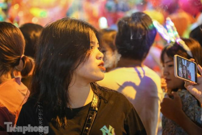 "Hốt bạc" nhờ bán kem nhả khói độc đáo mùa Trung thu Hà Nội - 10