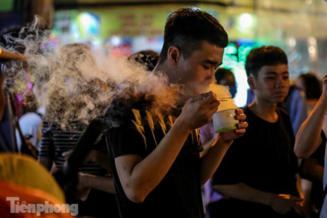 "Hốt bạc" nhờ bán kem nhả khói độc đáo mùa Trung thu Hà Nội - 13