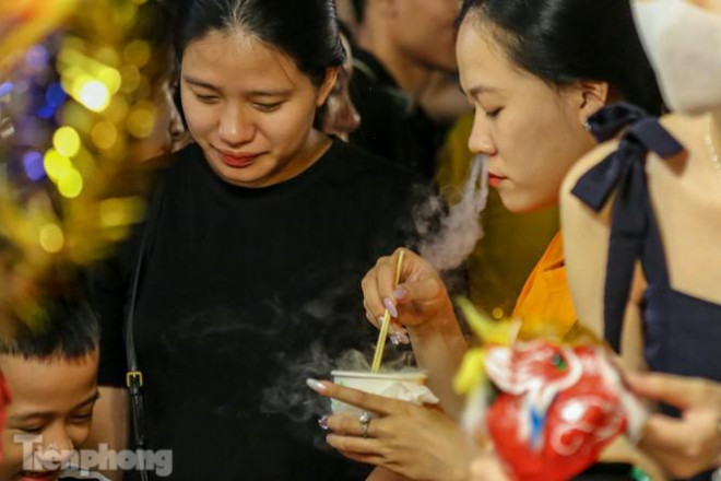 "Hốt bạc" nhờ bán kem nhả khói độc đáo mùa Trung thu Hà Nội - 11