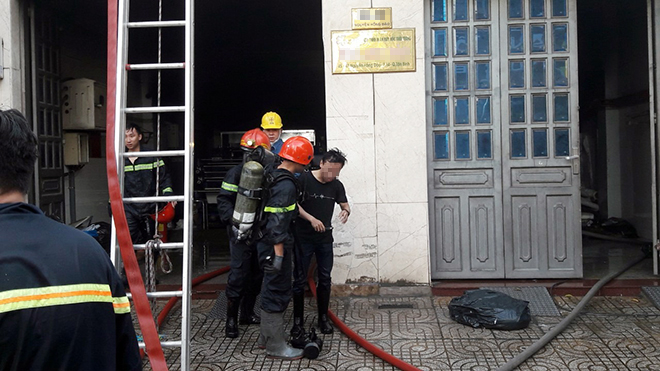 Cháy công ty ở Sài Gòn, nhiều người đu dây xuống đất, 2 người mắc kẹt - 2