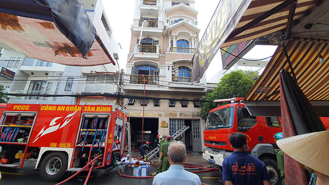 Cháy công ty ở Sài Gòn, nhiều người đu dây xuống đất, 2 người mắc kẹt - 4