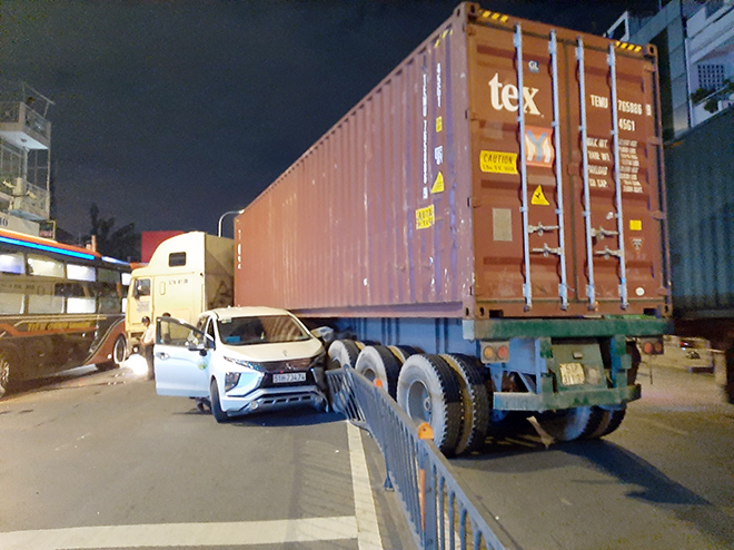Xe container lao qua đường tông ô tô và taxi ở Sài Gòn - 2