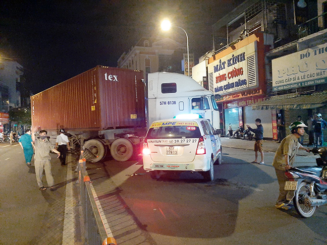 Xe container lao qua đường tông ô tô và taxi ở Sài Gòn - 3