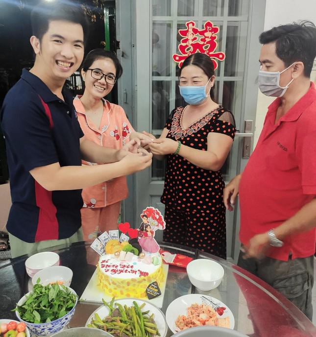 Đám cưới online 3 người mùa COVID-19 của nữ điều dưỡng trẻ - 1