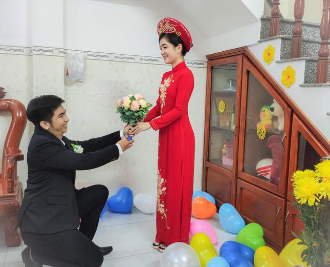 Đám cưới online 3 người mùa COVID-19 của nữ điều dưỡng trẻ - 4